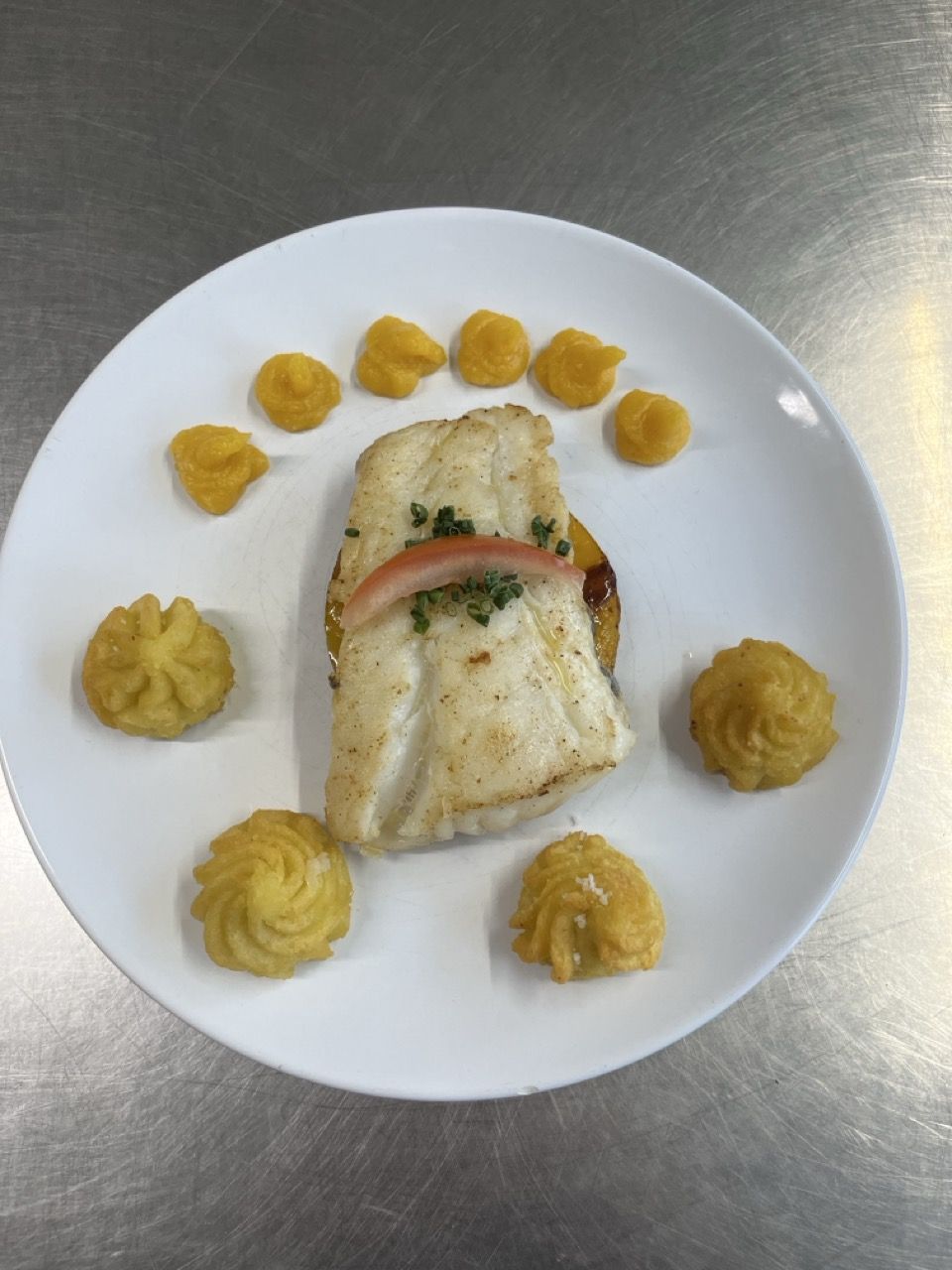 Filet de cabillaud posé sur un galet de butternuts et pommes duchesse